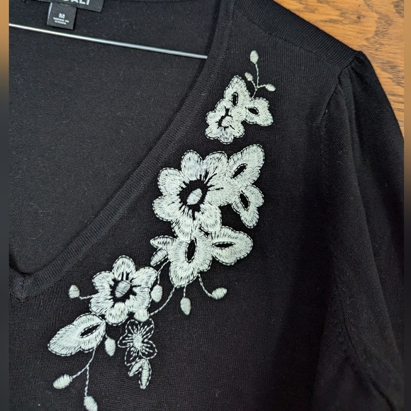Roz & Ali V-Neck 3/4 Sleeve White Floral Embroidered Black Sweater Blouse Size M - Picture 4 of 7